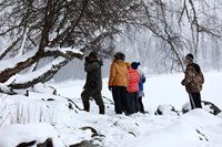 Участники клуба Друзей Алтайского заповедника «Заповедный Дозор» наблюдают за птицами
