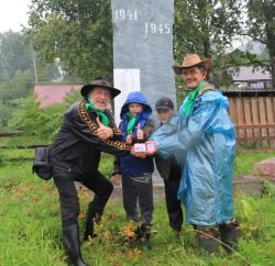 Евгению Веселовскому вручено удостоверение корреспондента газеты «Природа Алтая». 