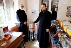 На территории Свято-Макариевского храма установлен контейнер для сбора отработанных батареек