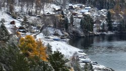 В Алтайском заповеднике на берегах Телецкого озера выпал снег