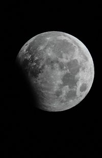 Частичное лунное затмение сфотографировали в Алтайском заповеднике