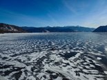 Через несколько дней после ледостава в феврале 2019 озеро превратилось в огромный каток для местных ребятишек. Снег периодически выпадал, но пролежав несколько дней, уносился мощными ветрами с поверхности льда, оставляя пеструю текстуру. Февраль 2019.