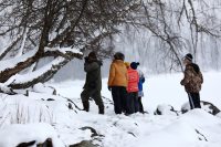 Участники клуба Друзей Алтайского заповедника «Заповедный Дозор» наблюдают за птицами