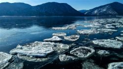 По обе стороны зазеркалья озера 