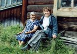 Маина Ивановна Пономарёва и Ирина Филус на завалинке пономарёвского дома. Яйлю, апрель 2004 год. Фото О. Митрофанов
