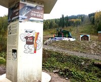 На горнолыжной трассе Телецкого ски-борд клуба установлена информационная стела