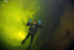 Дайверы нашли подводную реку в Телецком озере, когда чистили его дно от мусора