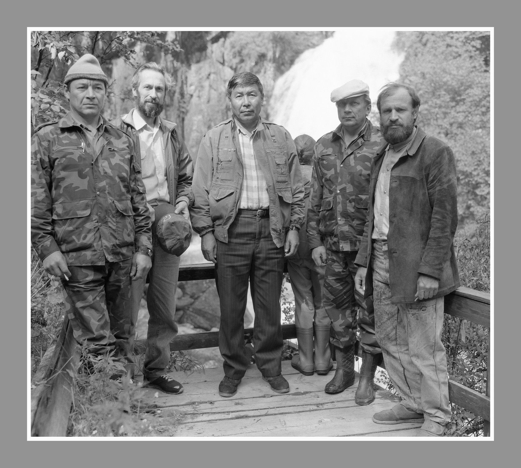 Высокая комиссия у водопада Корбу (1994)