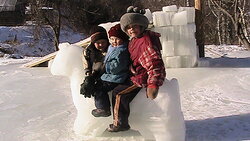 Построили ледяной городок 