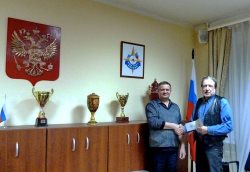 Евгению Веселовскому вручён диплом. 