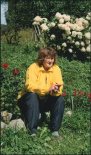 Фото О. Митрофанов. Ира Филус у себя во дворе. Яйлю, август 2004 года.