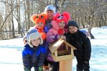 Первоклассники возле кормушки
