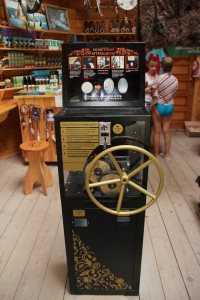 Аппарат по изготовлению сувенирных монет появился на водопаде Корбу